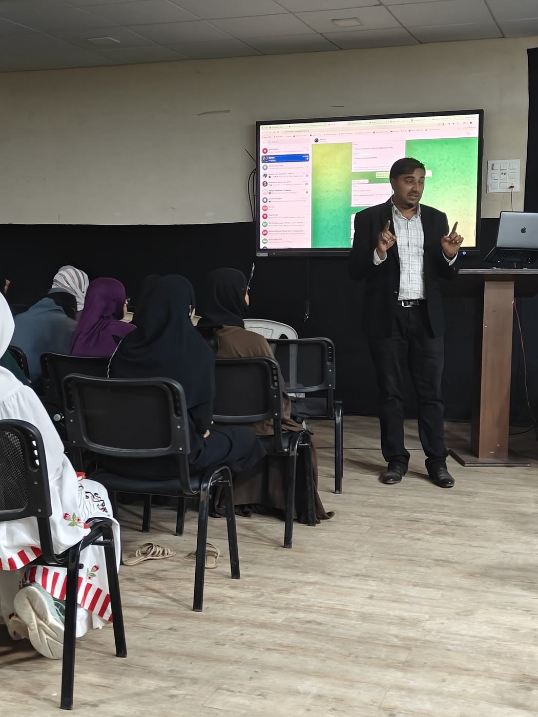 Ali presenting to the students