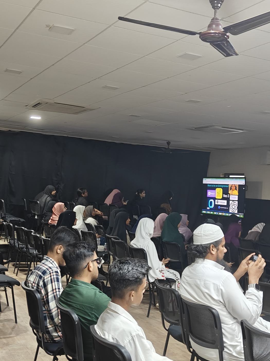 A full room on the last day